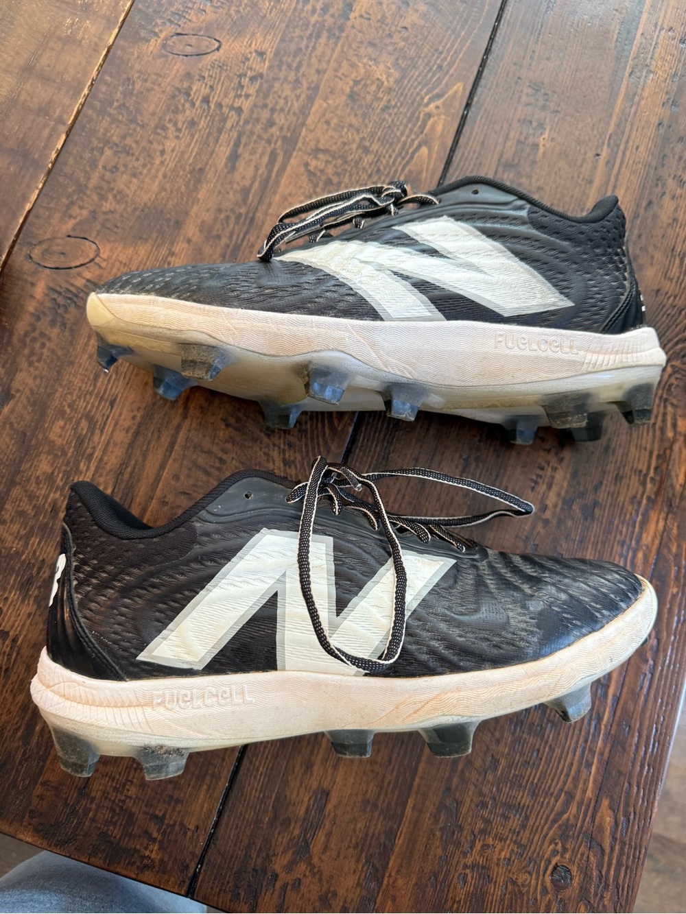 New Balance Men’s Black and White Athletic Baseball Cleats